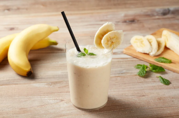 pisang untuk PMS, manfaat pisang hormon wanita, vitamin B6 alami, makanan ibu muda, camilan sehat menstruasi, kalium untuk kembung, smoothie pisang sehat, makanan untuk mood swing, Bunda, si Kecil
